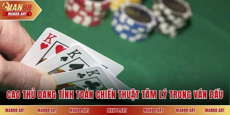 Cao thủ đang tính toán chiến thuật tâm lý trong ván đấu